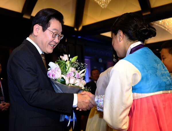 이집트를 공식 방문 중인 이재명 대통령이 20일(현지 시간) 카이로 소재 한 호텔에서 열린 '이집트 동포·지상사 간담회'에 참석, 꽃다발을 선물 받고 있다. 사진=뉴시스