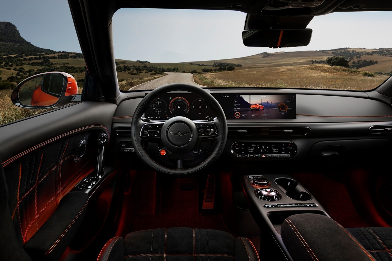 GV60 마그마 실내 전경. 인테리어에는 마그마 전용 스티어링 휠과 3-서클 클러스터, 오렌지 스티치가 적용된다. 사진=제네시스