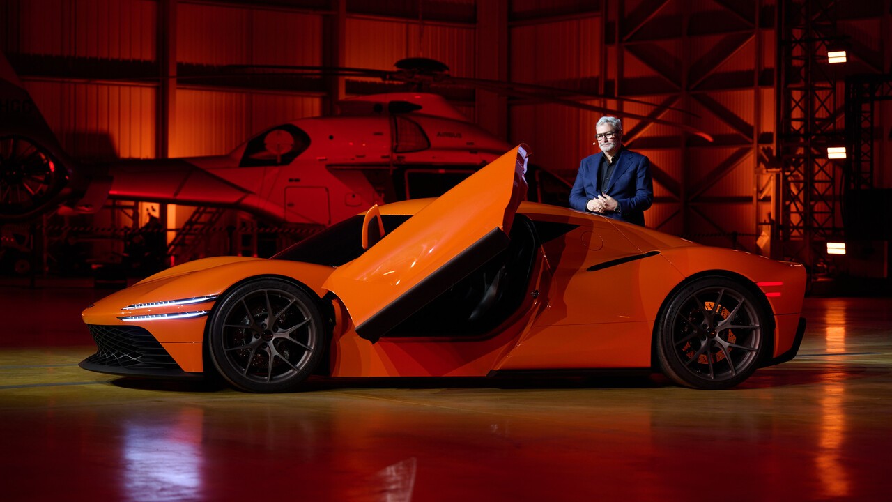 20일(현지시간) 프랑스 폴 리카르 서킷에서 열린 '마그마 월드 프리미어' 행사에서 현대차그룹 CDO(글로벌 디자인 본부장) 겸 CCO(최고 크리에이티브 책임자) 루크 동커볼케 사장이 제네시스 '마그마 GT 콘셉트'를 소개했다. 사진=제네시스