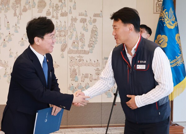 김영훈 고용노동부 장관(좌)과 양경수 민주노총 위원장이 지난 9월 4일 용산 대통령실 청사에서 열린 양대 노총 위원장과의 오찬 간담회에서 악수하고 있다. 사진=대통령실통신사진기자단