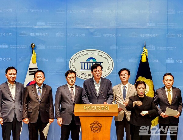 행정전문가그룹 '다시 빛날 서울'이 21일 오후 국회 소통관에서 오세훈 서울시장 규탄 기자회견을 개최했다. 사진=월요신문