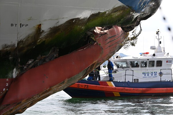 19일 오후 전남 신안군 해상 무인도 여객선 좌초 사고와 관련, 해경과 국과수 합동감식반이 이튿날인 20일 오후 사고 여객선 퀸제누비아2호를 조사하고 있다. 사진=뉴시스