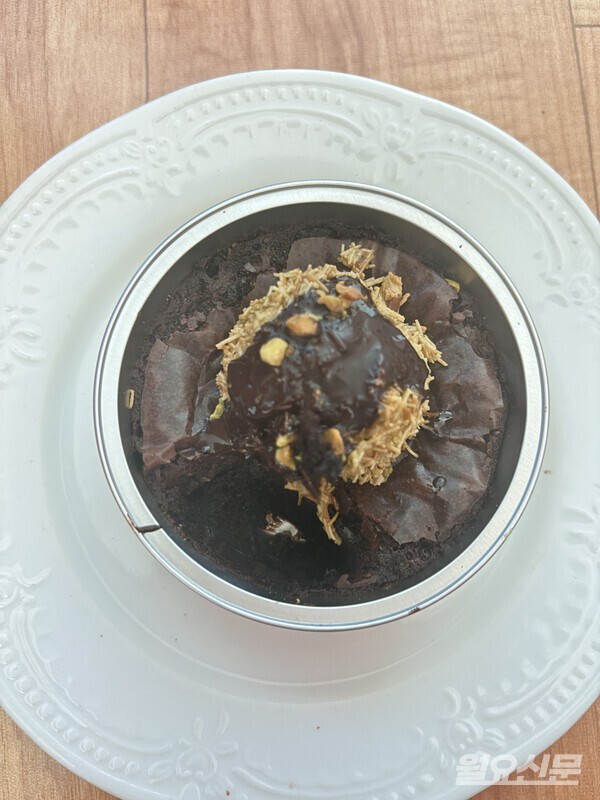 두바이 초코 브라우니. 브라우니를 한 스푼 떴다. 사진=김나연 기자