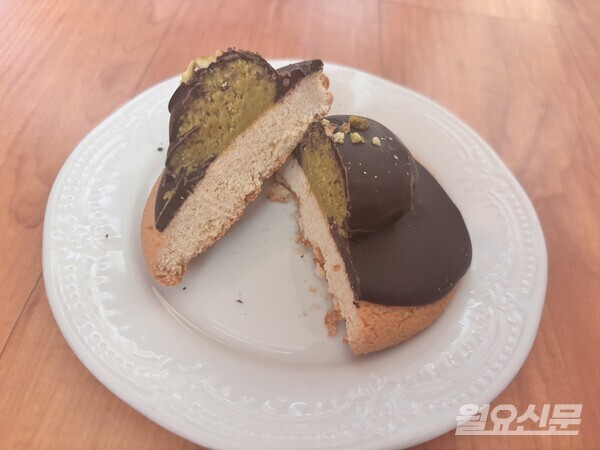 두바이식 초코쿠키. 카다이프는 토핑된 초콜릿에만 들어 있다. 사진=김나연 기자