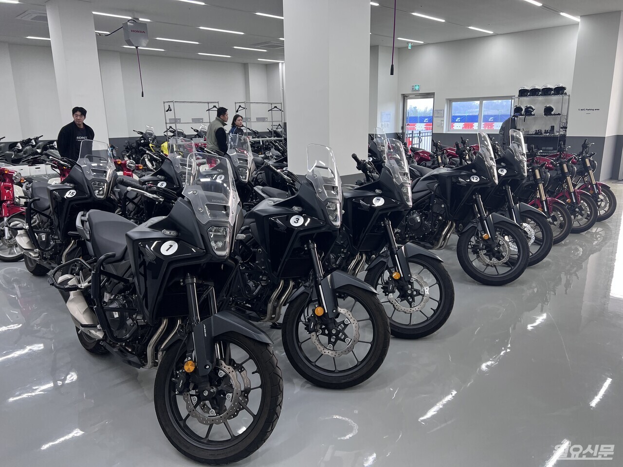 총 60대의 교육용 모터사이클을 보유하고 있으며 헬멧·부츠·보호구 등 장비가 무상 제공된다. 사진=김윤겸 기자