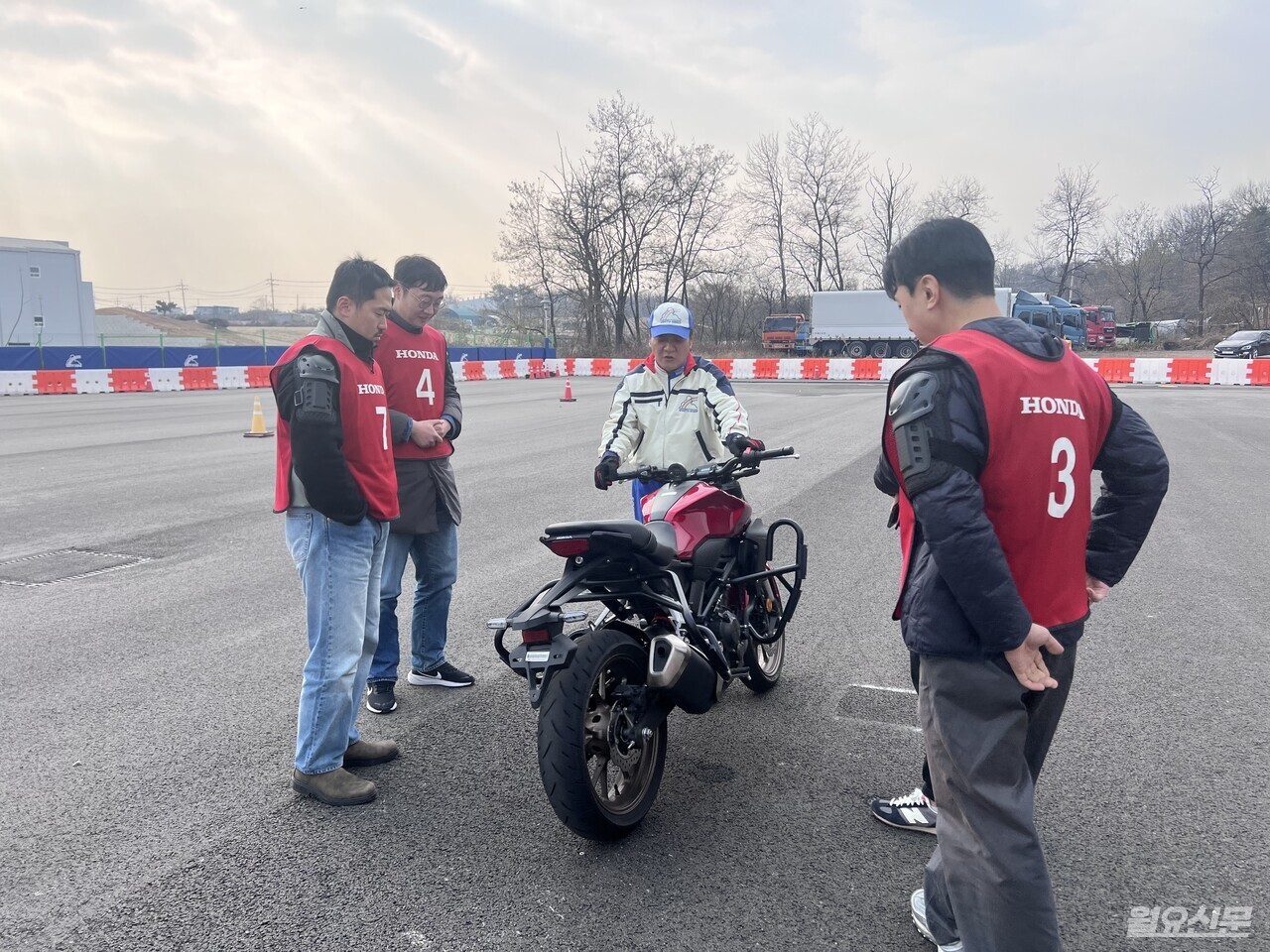 교관은 오토바이 탑승에 앞서 각 부위 명칭과 기본 조작법을 설명했다. 사진=김윤겸 기자