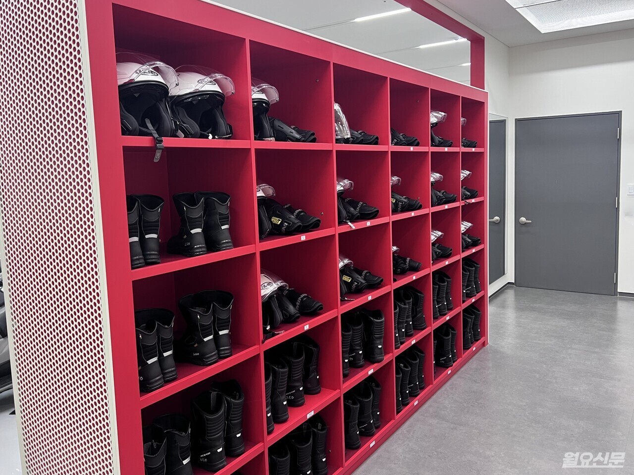 헬멧·부츠·보호구 등 장비들은 다양한 사이즈로 구성됐다. 사진=김윤겸 기자