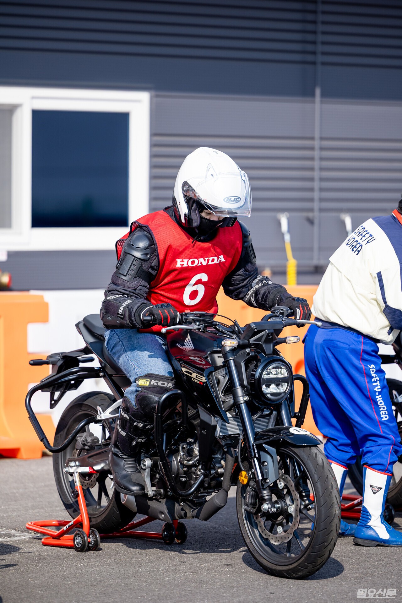 교관의 설명이 끝난 후 각자 배정된 오토바이에 승차해 기본적인 오토바이 작동 방법을 직접 체험했다.