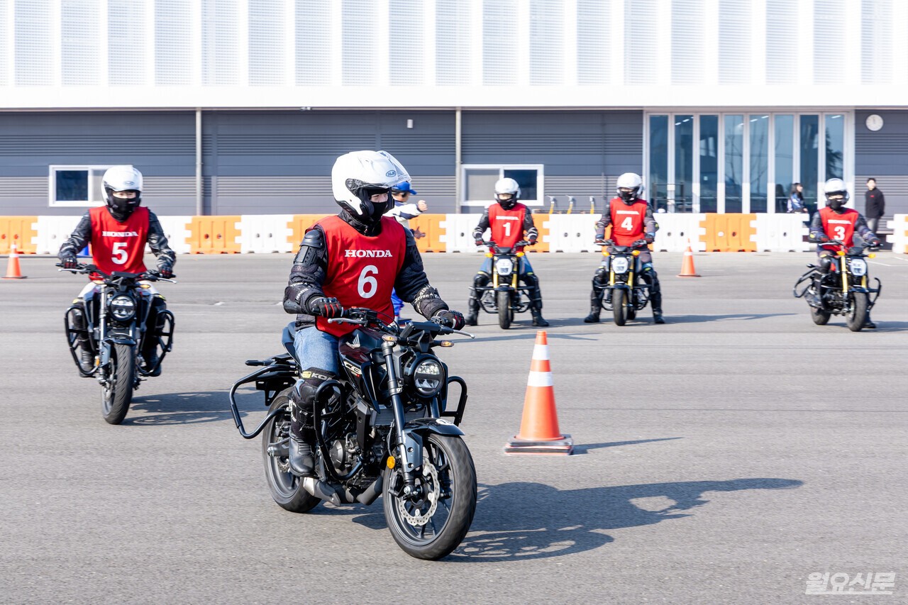 1단 고정 아이들링 주행을 가지며 오토바이 움직임을 몸에 익숙해 지는 시간을 가졌다.