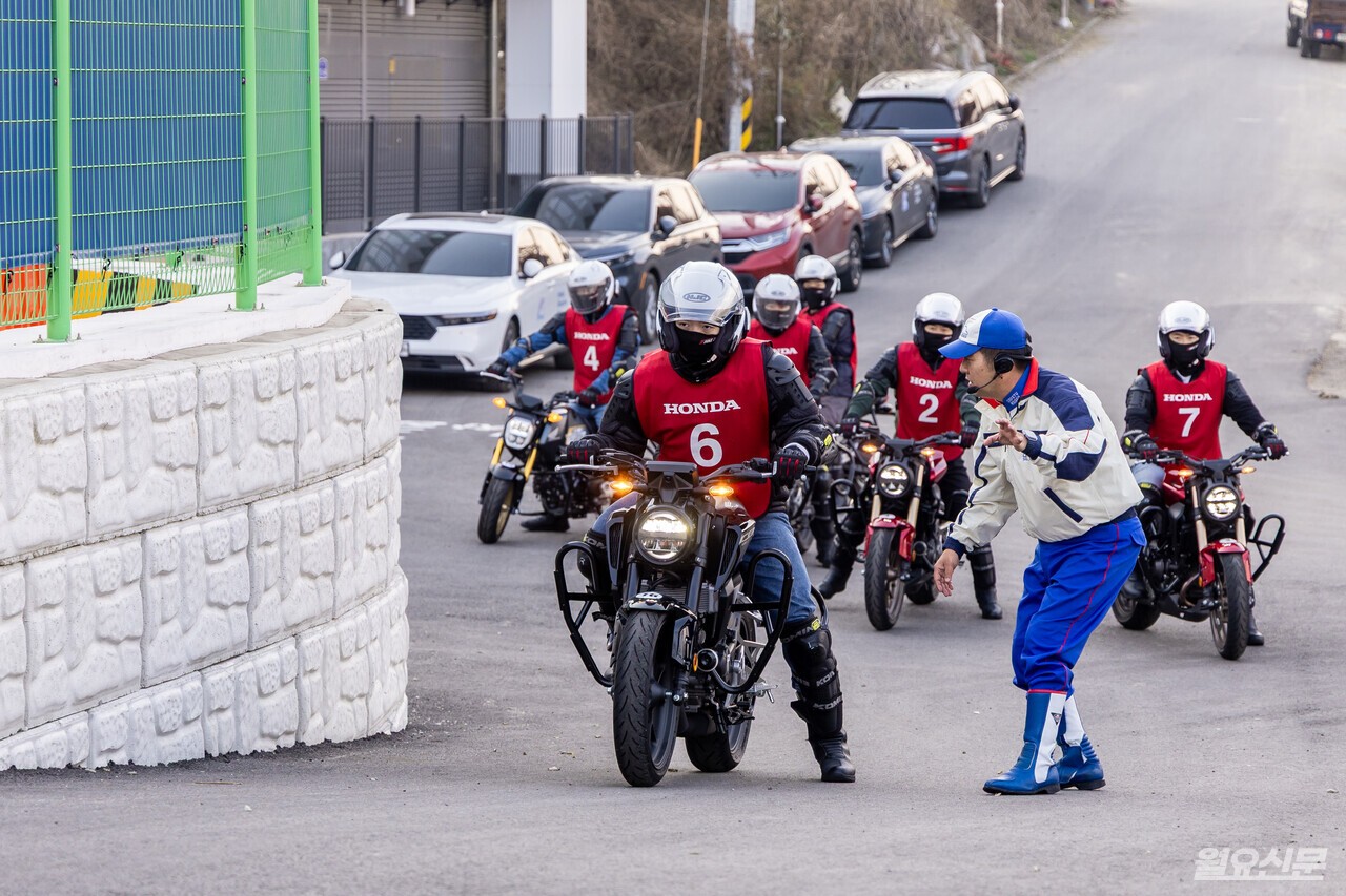 기자는 일상생활에서 자주 마주칠 오르막길에서 뒤로 밀리지 않고 부드럽게 출발하는 방법을 배우고 연습했다. 