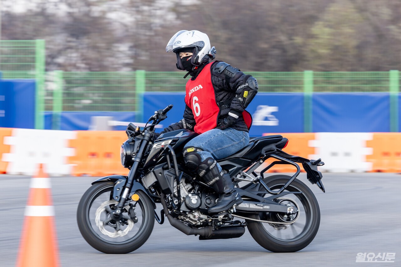 기자는 핸들에 힘이 과하게 들어가는지 확인하기 위해 왼손을 떼고 오른쪽 코너링을 연습했다. 