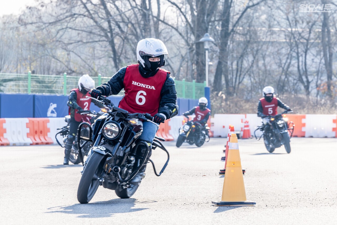 콘 사이를 부드럽게 통과하고 좁은 콘사이도 지나가보는 연습을 진행했다.