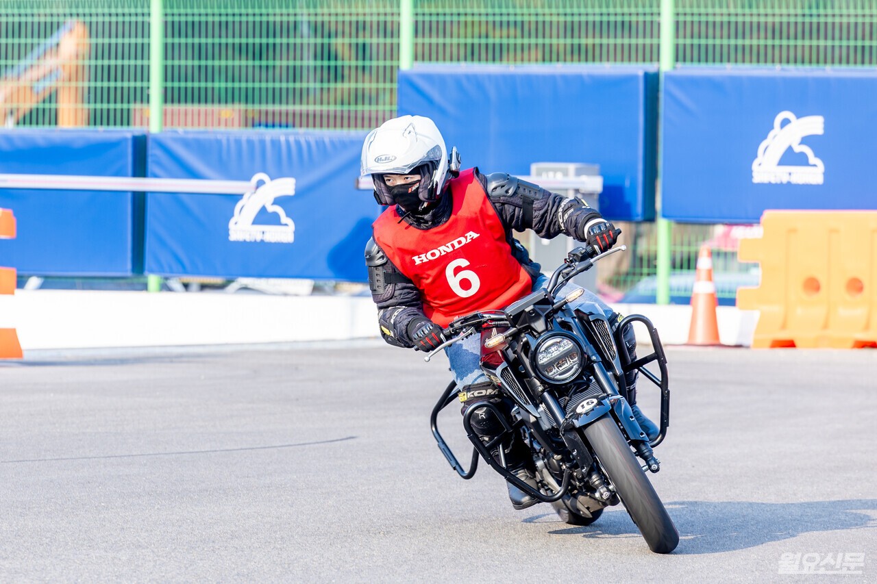 인스트럭터의 가르침대로 기자는 시선을 멀리 두려고 노력했다. 시선을 멀리 두고 주행하면 오토바이는 내 몸과 함께 원하는 방향으로 돌아가지만 시선 처리가 흔들리면 오토바이는 불안하게 반응한다.