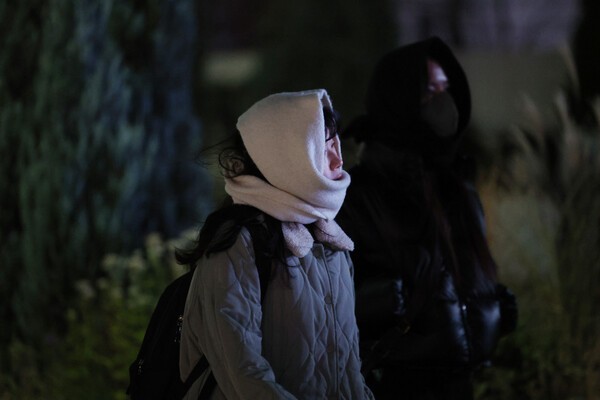 추운 바람을 차단하기 위해 목도리를 둘러 쓴 시민. 사진=뉴시스