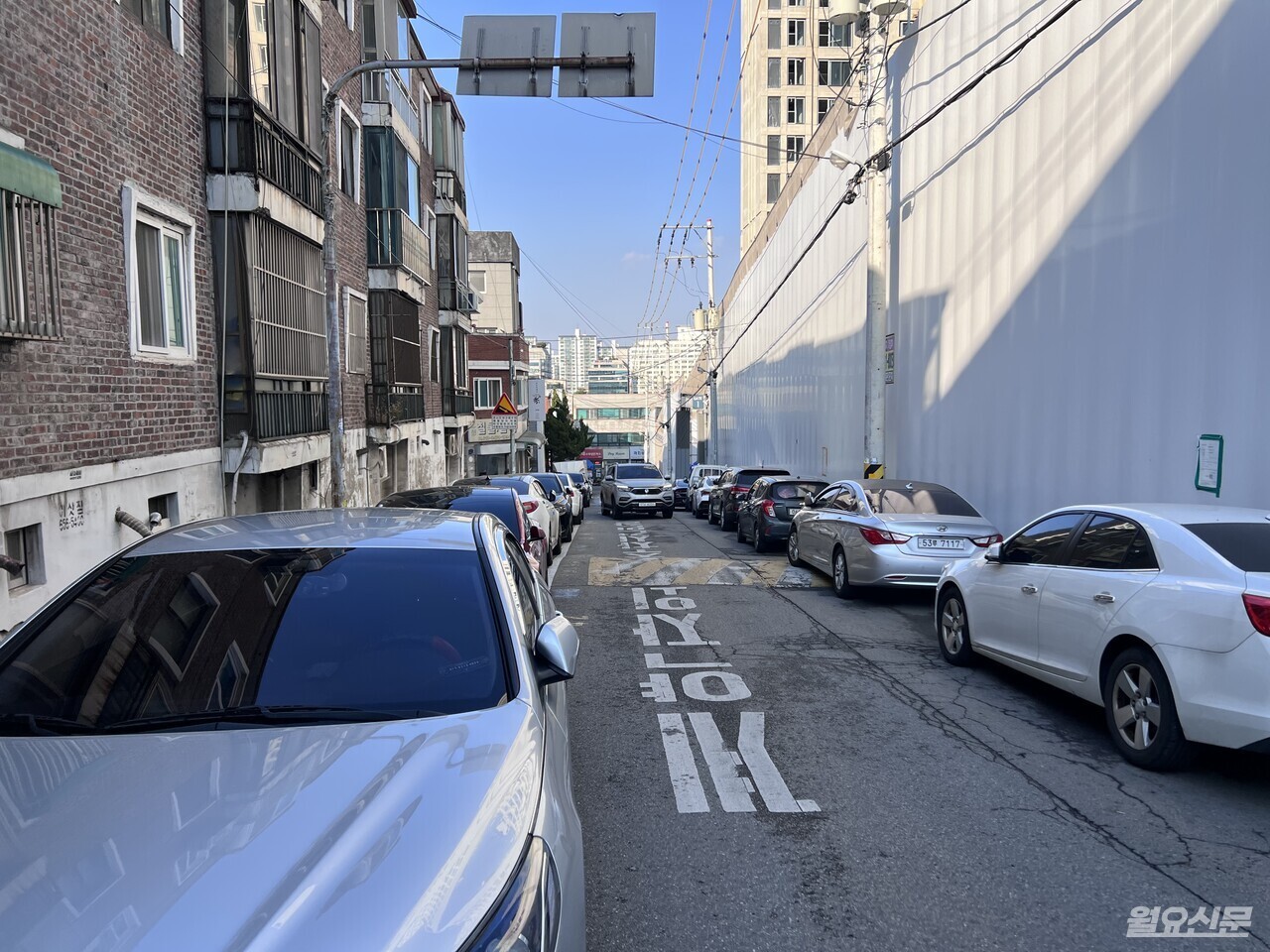 송내역 푸르지오 센트비엔 주위에는 주차 차량이 많아 보행의 여유가 줄어든다. 사진=김윤겸 기자