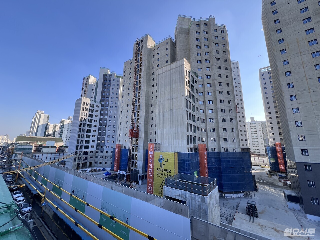 송내역 푸르지오 센트비엔 2단지 공사 현장. 일부 동은 외관 마감이 진행 중이며 내부 천장 공정도 병행되고 있다. 사진=김윤겸 기자