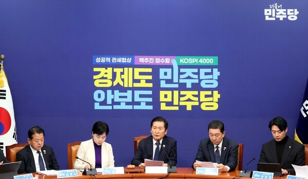 24일 오전 국회에서 열린 더불어민주당 최고위원회의. 사진 왼쪽부터 김병주 의원, 전현희 최고위원, 정청래 당대표, 김병기 원내대표, 한준호 최고위원이다. 사진=뉴시스