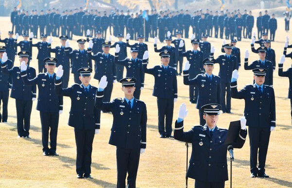 24일 경남 진주시 공군교육사령부 대연병장에서 열린 '공군 제155기 학사사관후보생 임관식'. 사진=공군