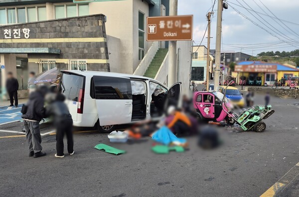 24일 오후 제주시 우도 천진항 인근에서 승합차 돌진 사고가 발생해 3명이 심정지 상태에 빠졌다. 사진=뉴시스