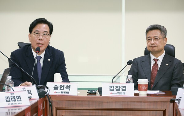 송언석 국민의힘 원내대표(좌)가 25일 국회 의원회관에서 열린 사이버렉카 대응체계 구축 위한 입법토론회에서 인사말을 전하고 있다. 사진=뉴시스