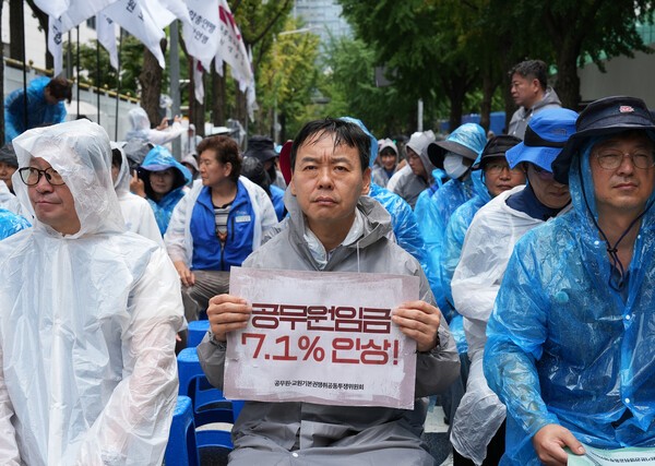 '공무원 임금7.1% 인상!'을 촉구하는 손피켓을 들고 있는 공주석 공노총 위원장. 사진=공노총 
