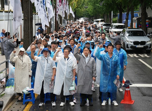 23일 정부서울청사 인근에서 내년도 공무원 임금 인상 등을 촉구하고 있는 대한민국공무원노동조합총연맹. 사진=공노총