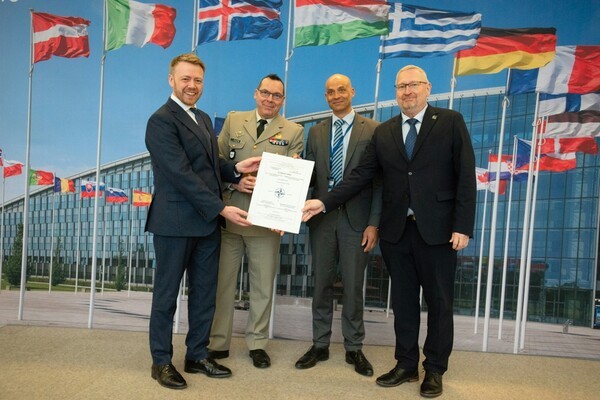 KT가 북대서양조약기구(NATO)의 무선통신 표준화 프로젝트(NWCSP) 회의에 참여한다. 올 2월 NWCSP의 일환으로 5G 무선 통신 표준안 '표준화 협정(STANAG) 5665' 초안이 채택된 후 NATO 관계자들이 기념 촬영을 하고 있다. 사진=NATO