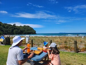 뉴질랜드  와이히 해변Waihi Beach]에서 먹는 유명한 와이히 피자[Waihi Pizza]는 그 맛이 배가 된다. [사진=윤노리작가]
